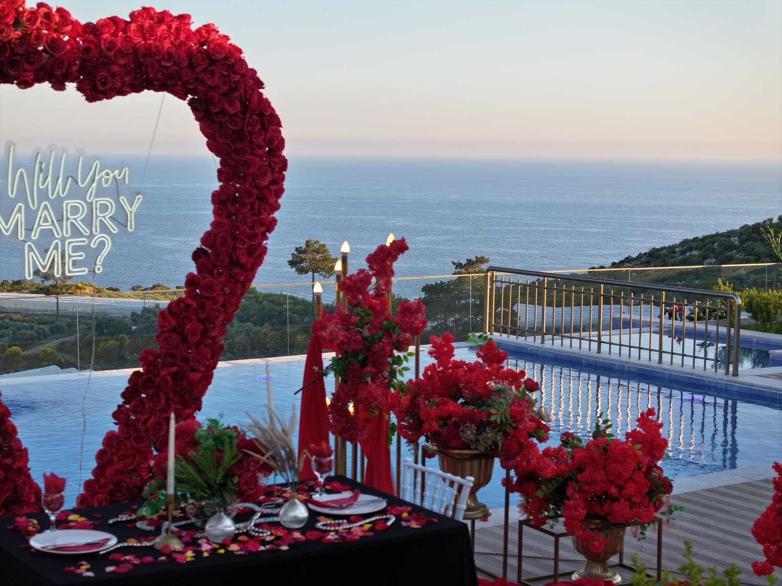 Gün batımında romantik akşam yemeği